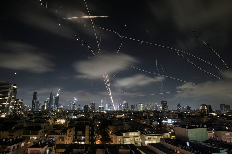 Israeliskt luftvärn bekämpar robotar över Tel Aviv. Bild från tidigare i veckan.