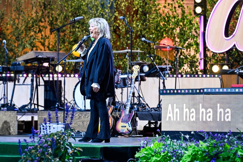 Ewa Roos uppträder under säsongsfinalen av "Allsång på Skansen" på tisdagskvällen.