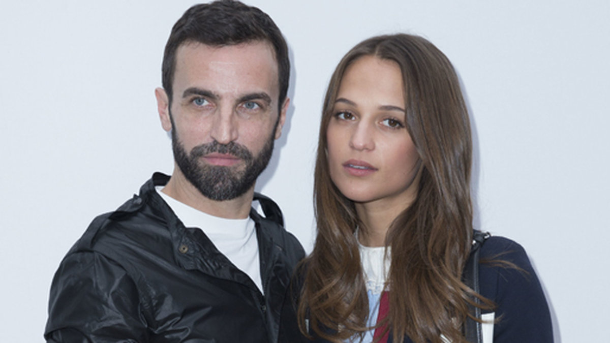 Louis Vuittons designer Nicolas Ghesquire och Alicia Vikander i Paris.