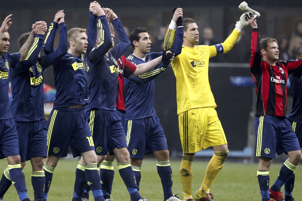 Ajaxspelarna tackar av sina tillresta supportrar efter segern med 2-0 mot självaste AC Milan. Dock räckte inte resultatet till något annat än spel i Europa League.