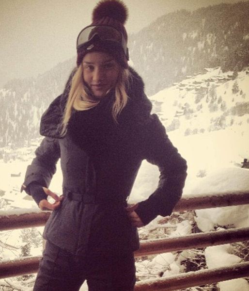 Rosie Huntington passade på att dra på sig skidjackan i backen. Rosie Huntington passade på att dra på sig skidjackan i backen.