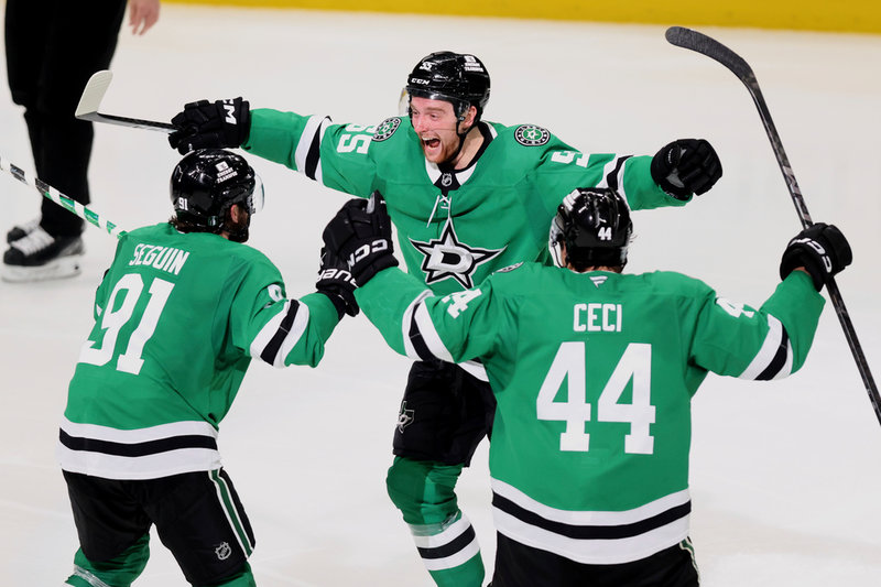 Dallas Tyler Seguin (91), Thomas Harley (55) och Cody Ceci (44) firar vinsten mot Winnipeg.