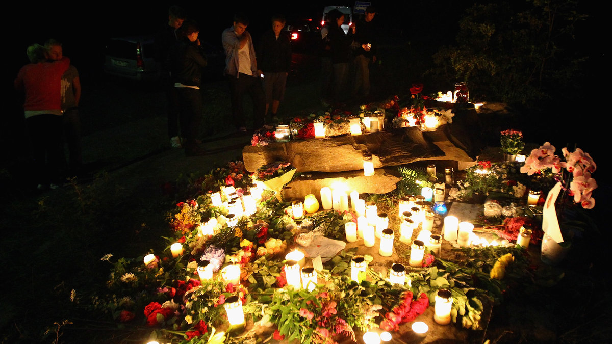 Rosor och ljus fyllde hela Utöya och Norge kvällarna efter terrordåden.