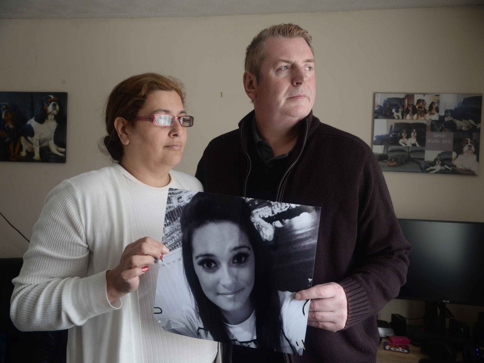 Fallans föräldrar tillsammans med en bild på sin bortgångna dotter.