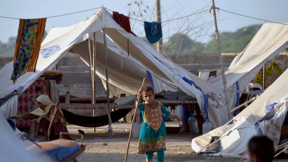 Nästan tre miljoner barn i Pakistan kan missa minst en termin i skolan på grund av att många skolor skadats i översvämningarna, enligt myndigheterna. Bilden togs i ett tältläger i Jaffarabad i provinsen Baluchistan i torsdags.