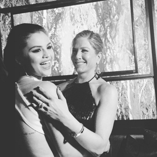 Selena Gomez och Jennifer Aniston kramas. Selena Gomez och Jennifer Aniston kramas.
