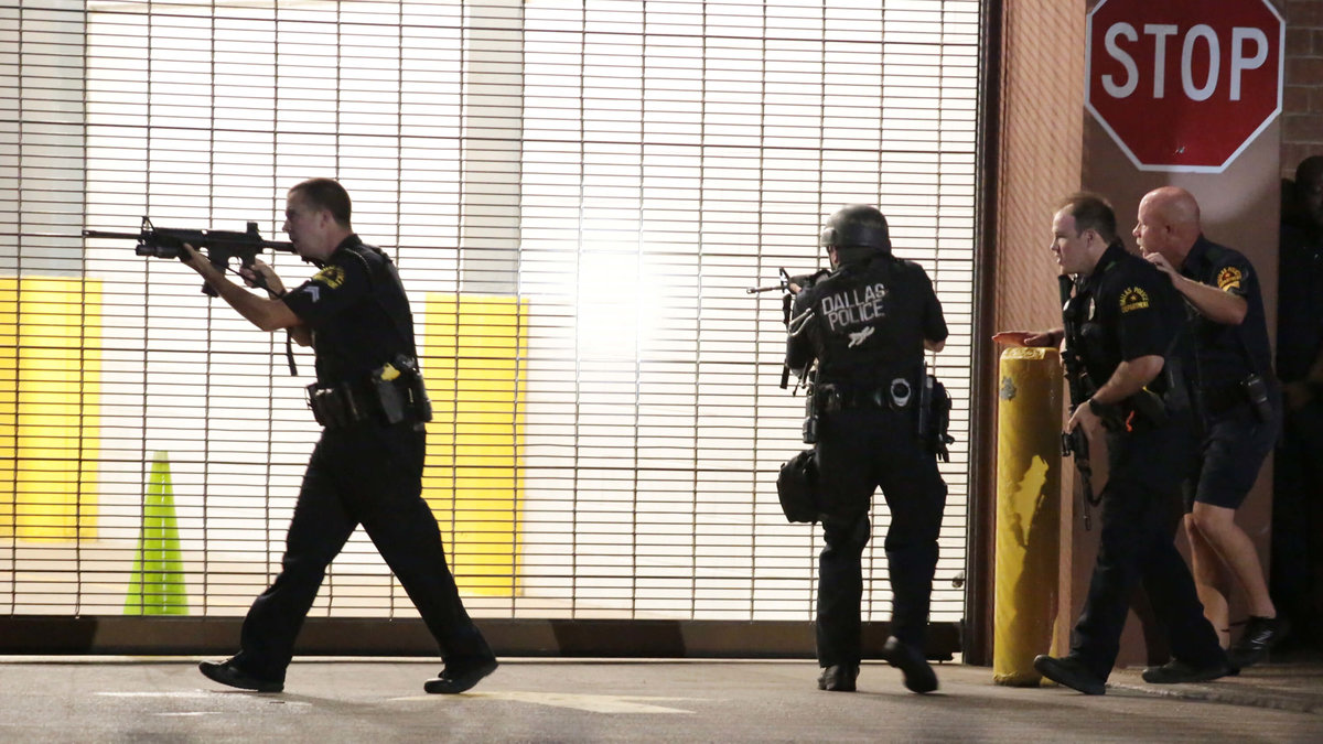 Fyra poliser uppges ha dödats av två kryppskyttar i samband med en demonstration i Dallas.