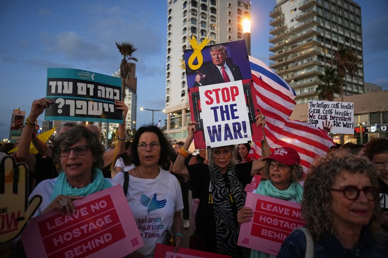Protester mot kriget i Tel Aviv, Israel i måndags.