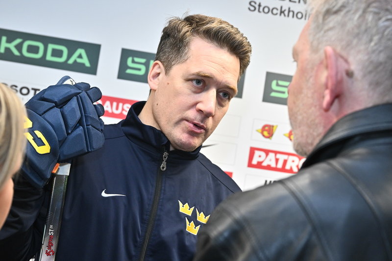 'Vi vill hålla den dörren öppen, men det kommer vi inte göra hur länge som helst', säger Tre Kronors förbundskapten Sam Hallam om att ta in fler NHL-spelare.