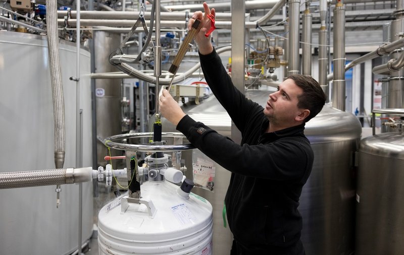 På Kryocentrum vid Uppsala universitet tillverkas 14 000 liter flytande helium om året. På bilden institutionsteknikern Carl Watz. Pressbild. 