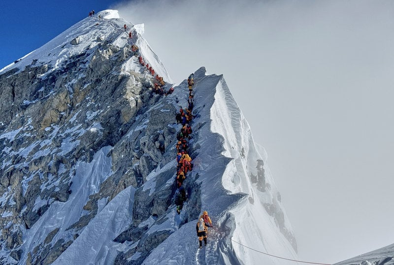 Personer på väg upp för Mount Everest i maj i år.