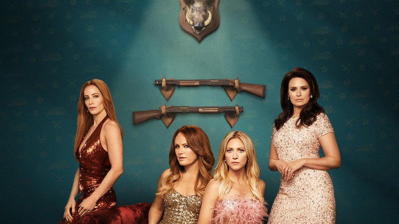 Jamie Ray Newman, Malin Åkerman, Brittany Snow och Katie Lowes är kvinnorna som jagar i "The hunting wives".