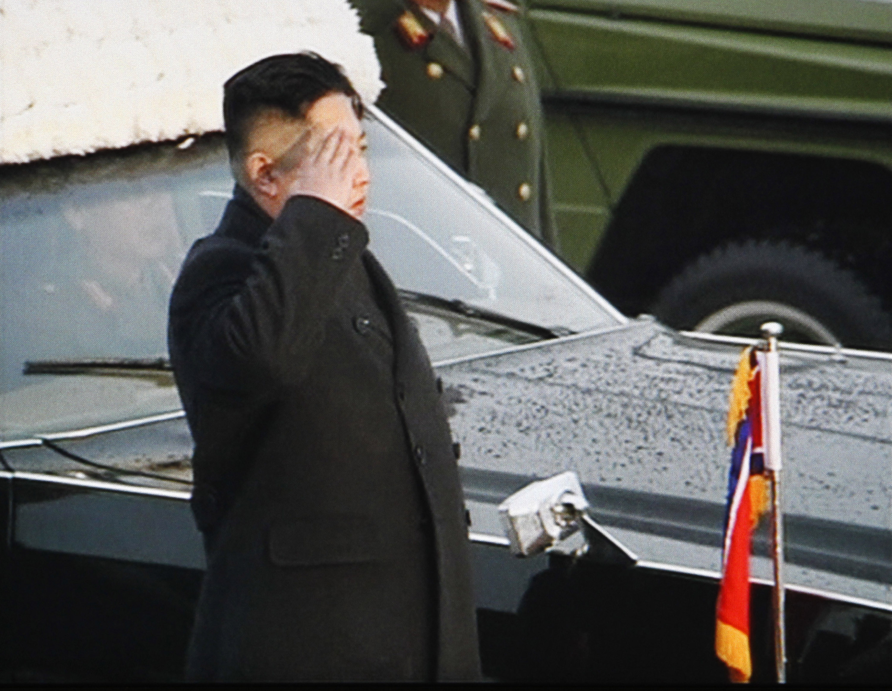 Sonen och efterträdaren Kim Jong-Un eskorterade pappa. 