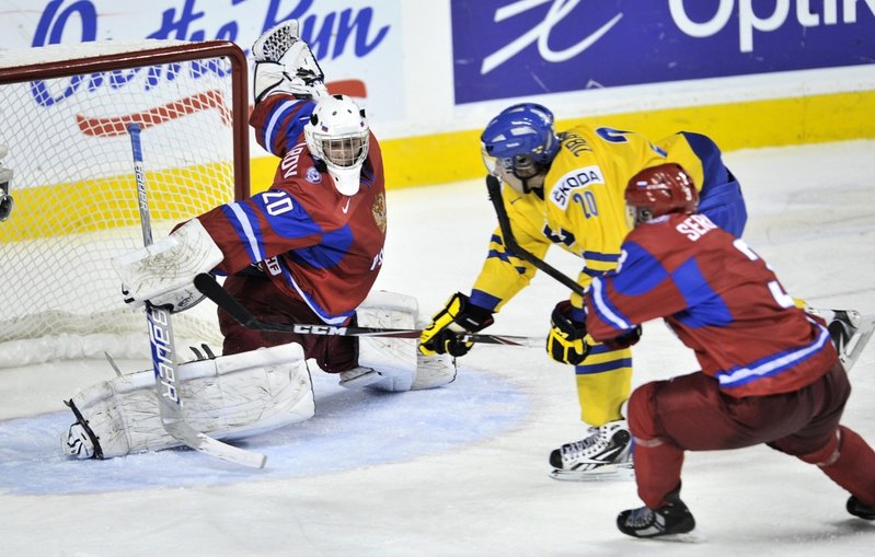 Mika Zibanejad sätter pucken bakom Andrej Makarov i JVM-finalen 2012. Arkivbild.