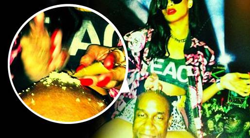Rihanna väckte en del uppmärksamhet när hon la upp en bild där det såg ut som att hon var i full färd att göra kokainlinor på en killes huvud. Rihanna väckte en del uppmärksamhet när hon la upp en bild där det såg ut som att hon var i full färd att göra kokainlinor på en killes huvud.