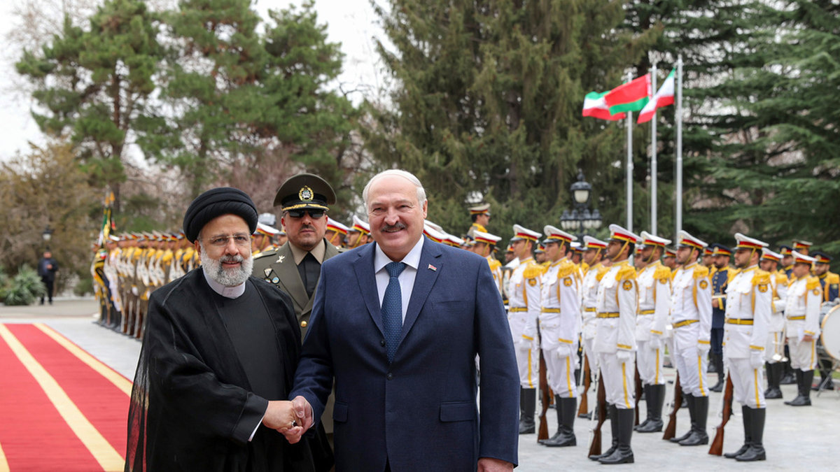 Irans president Ebrahim Raisi skakar hand med Belarus ledare Aleksandr Lukasjenko. Bilden har distribuerats av presidentkansliet i Teheran.