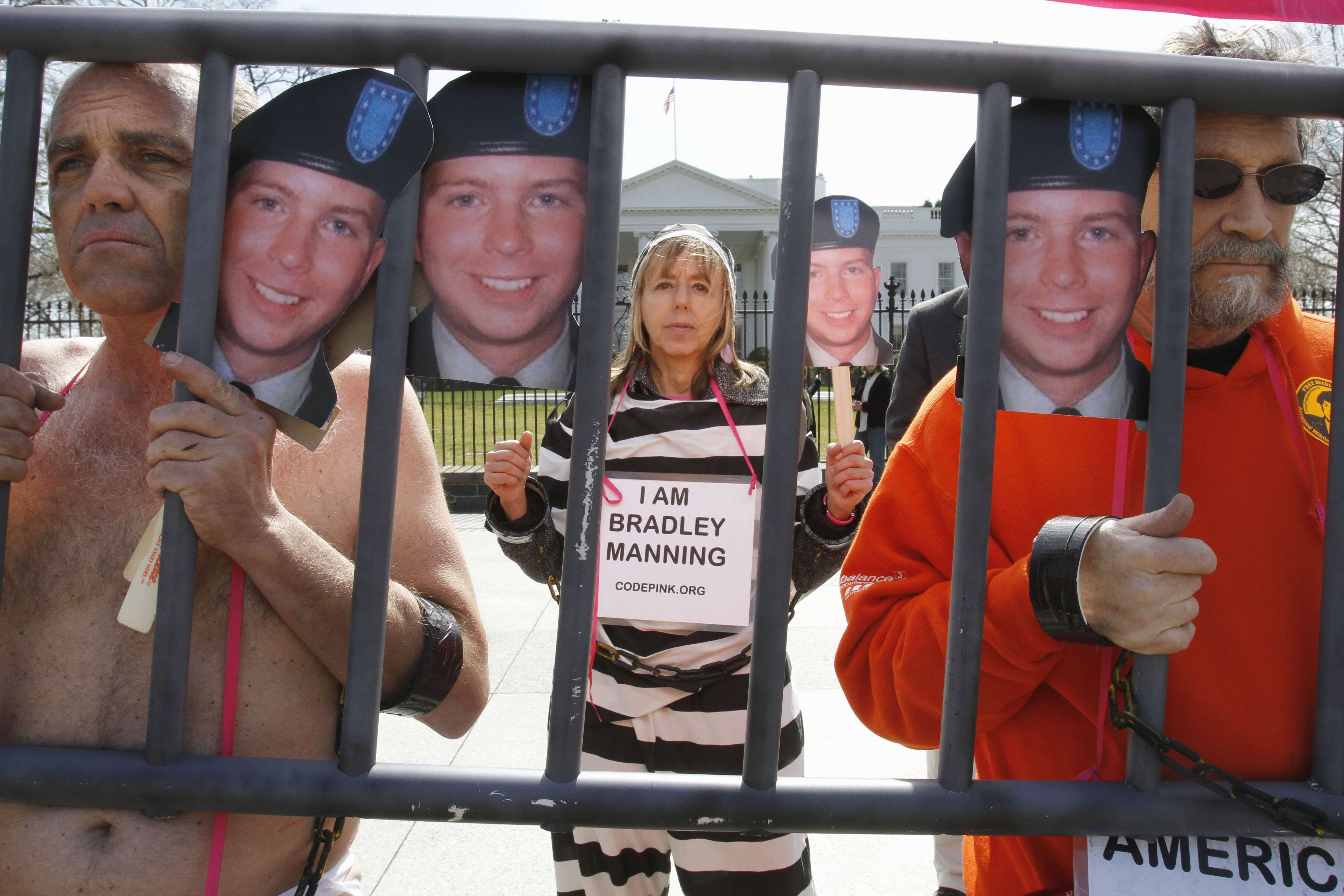 Demonstrationer och protester mot att Manning hålls fängslad har förekommit hela tiden sedan han greps.