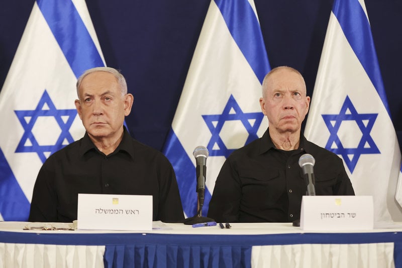Benjamin Netanyahu till vänster och Yoav Gallant till höger. Foto: Abir Sultan/AP/TT Benjamin Netanyahu till vänster och Yoav Gallant till höger. Foto: Abir Sultan/AP/TT