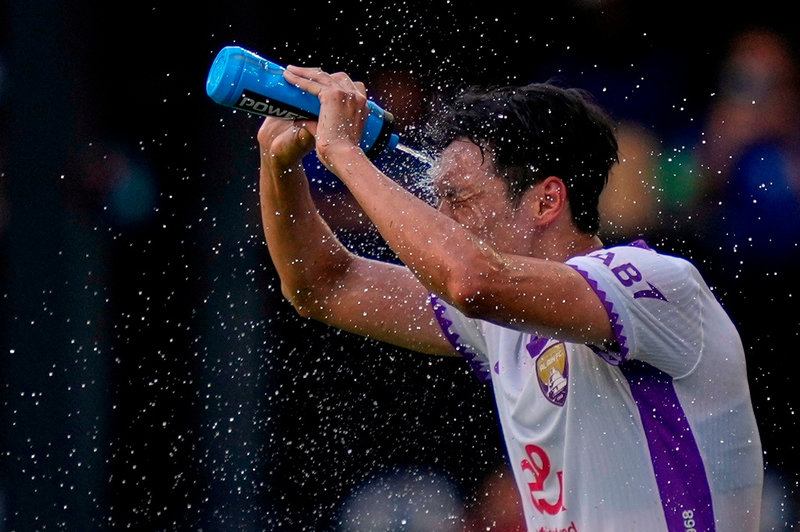 Al Ains Park Yong-Woo kyler ned sig under en match i klubblags-VM i Washington förra sommaren.