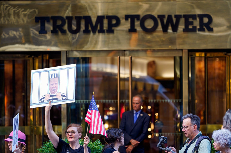 Demonstranter utanför Trump Tower i New York.