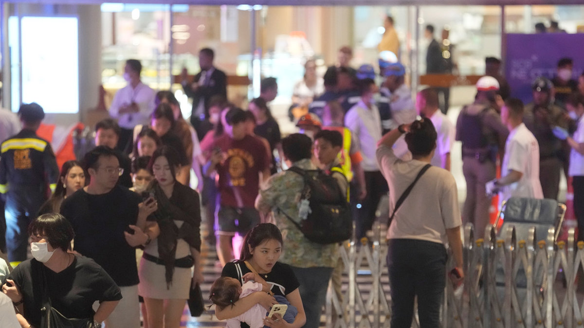 Turister evakueras från shoppinggallerian Siam Paragon i Bangkok sedan skottlossning brutit ut.