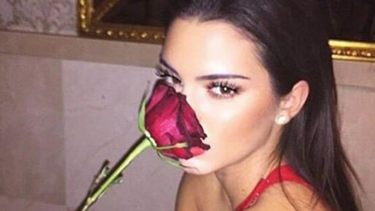 Kendall luktar på en ros. 