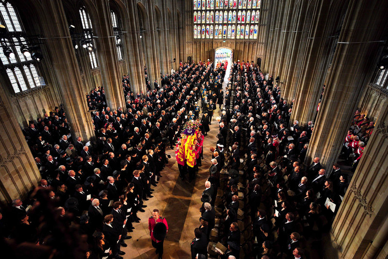 Drottning Elizabeth II bärs in i Saint George's Chapel i Windsor.