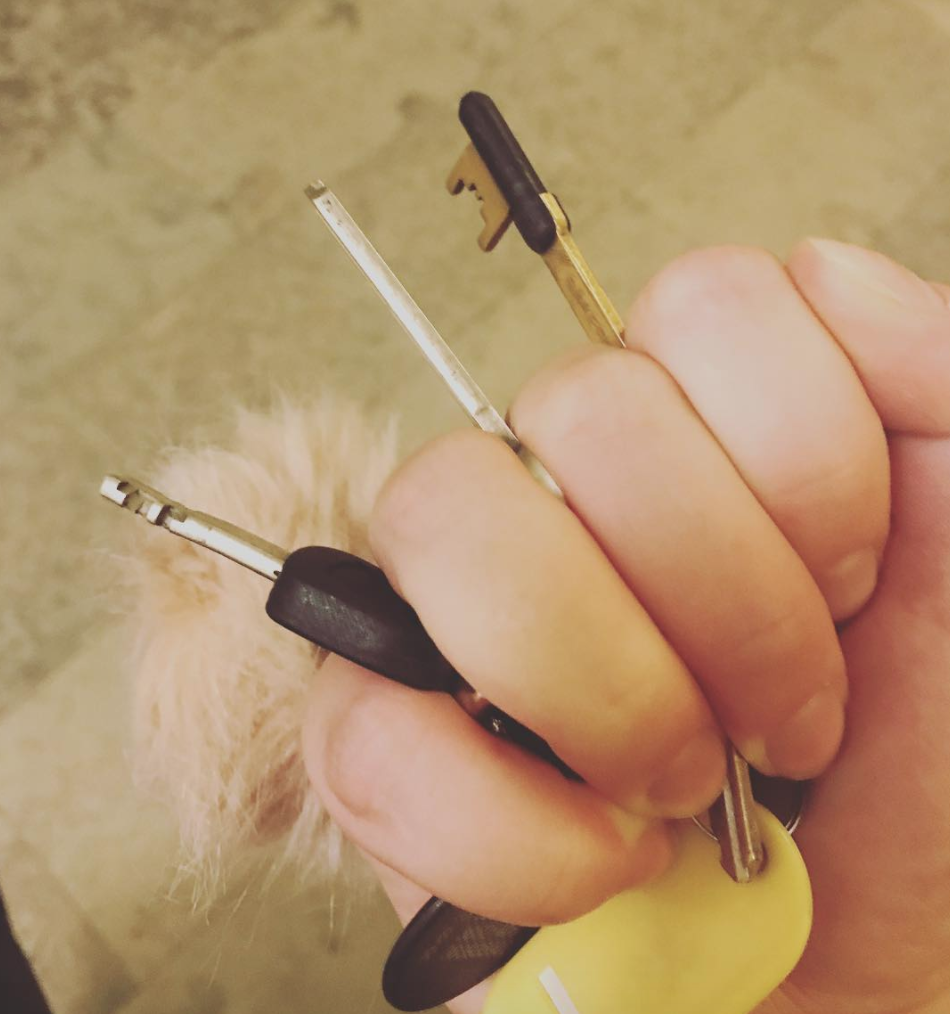 Använd din nyckelknippa som vapen. Använd din nyckelknippa som vapen.