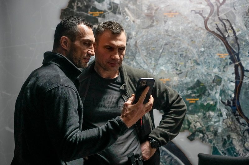 De före detta boxningsbröderna, Vitalij och Vladimir Klitjko, har båda figurerat flitigt på sociala medier sedan Rysslands invasion av hemlandet Ukraina. Äldre brodern Vitalij, till höger, är borgmästare i Kiev. Bild från den 27 februari.