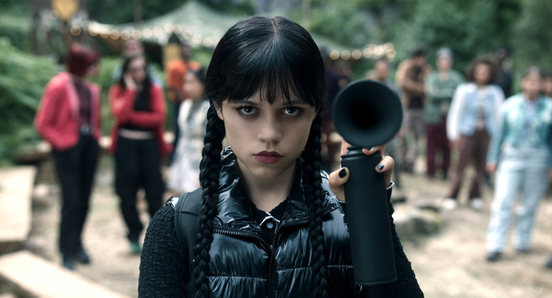 Jenna Ortega som Wednesday Addams – alltid med allvarsamt ansikte. Pressbild.