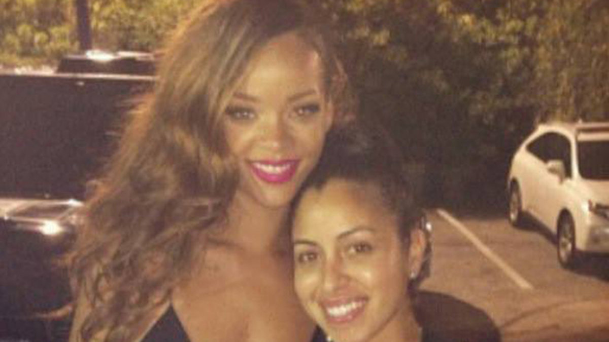 Rihanna poserar glatt med en av tjejerna på KOD.