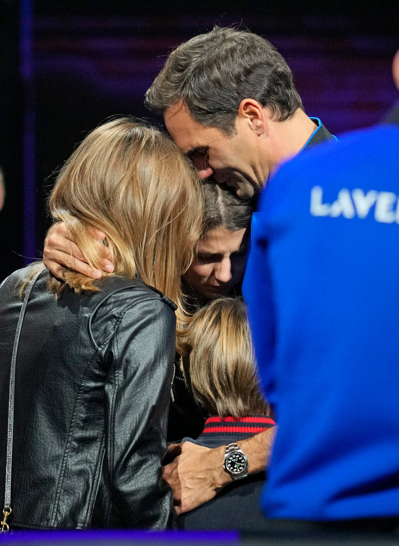 Roger Federer kramar om frun Mirka Vavrinec och sina barn efter avskedsmatchen.
