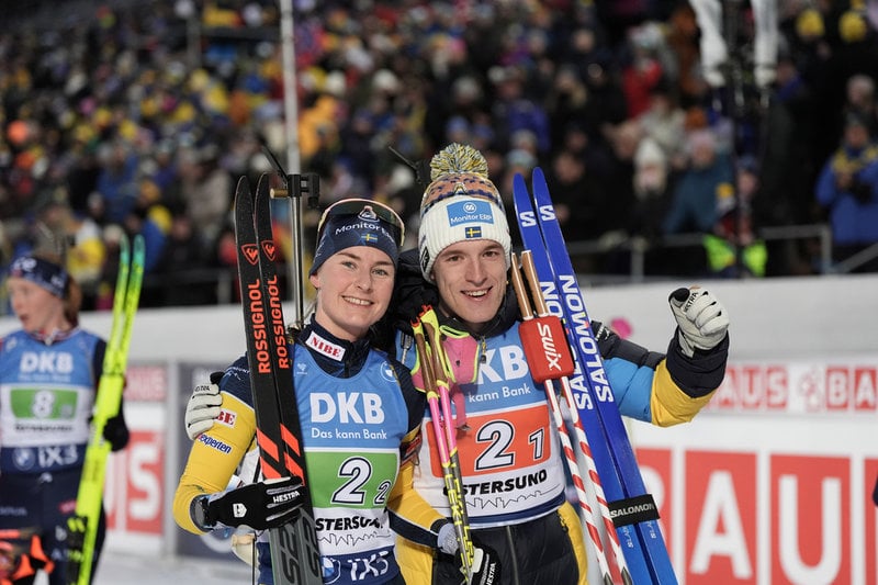 Ella Halvarsson har två år i rad vunnit singelmixedstafetten i världscuppremiären tillsammans med Sebastian Samuelsson.