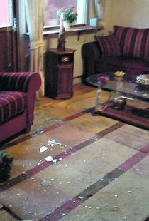 Golvet var belamrat med glassplitter efter polisens insats.