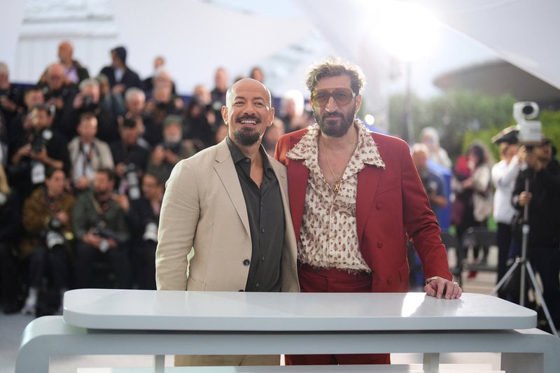 Tarik Saleh och Fares Fares har erövrat filmvärlden med sin trilogi, här framför fotografmuren på filmfestivalen i Cannes i maj.