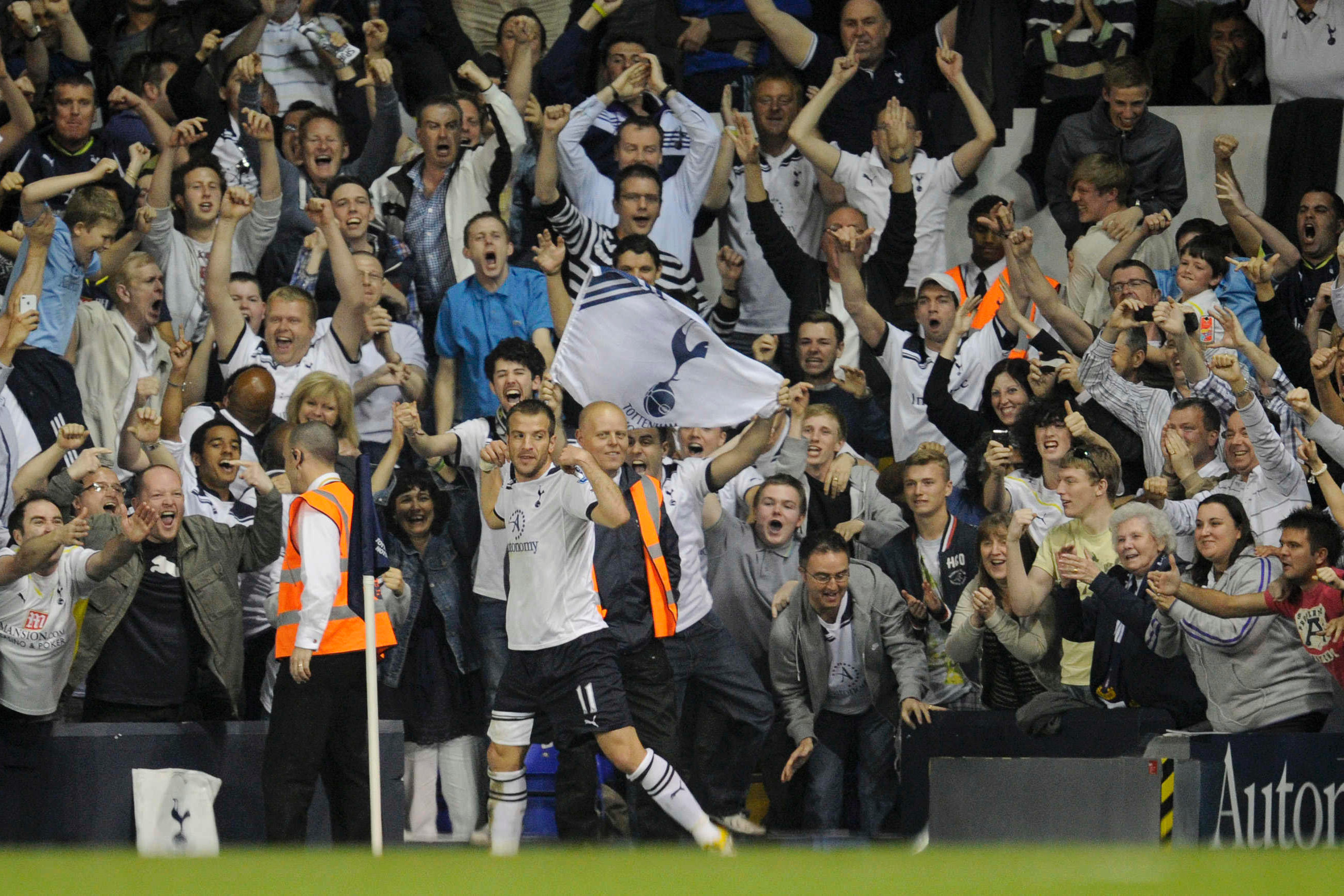 Derbyt slutade 3-3 och Tottenhams Rafael van der Vaart var i hetluften. Han gjorde två av Tottenhams tre mål i derbyt.