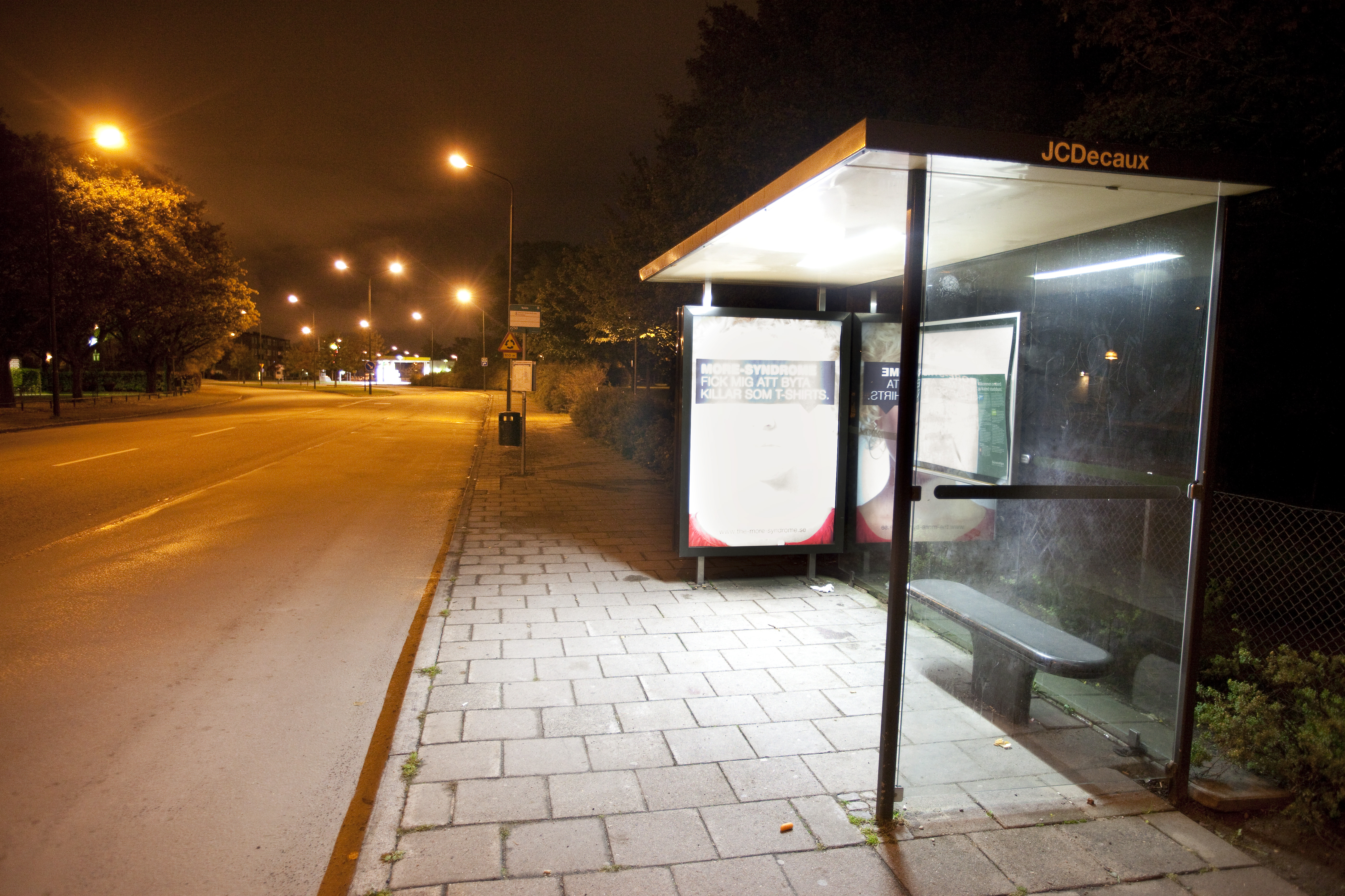 Vid denna busshållplatsen på Eriksfältsgatan i Malmö blev en man skjuten vid 20-tiden på tisdagskvällen. Inom loppet av ett par timmar sköts tre personer i Malmö. Alla uppges vara allvarligt skadade.