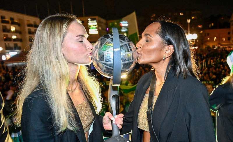 Matilda Vinberg, till vänster, kysser Kronprinsessan Victorias pokal tillsammans med matchhjälten Madelen Janogy, till höger.