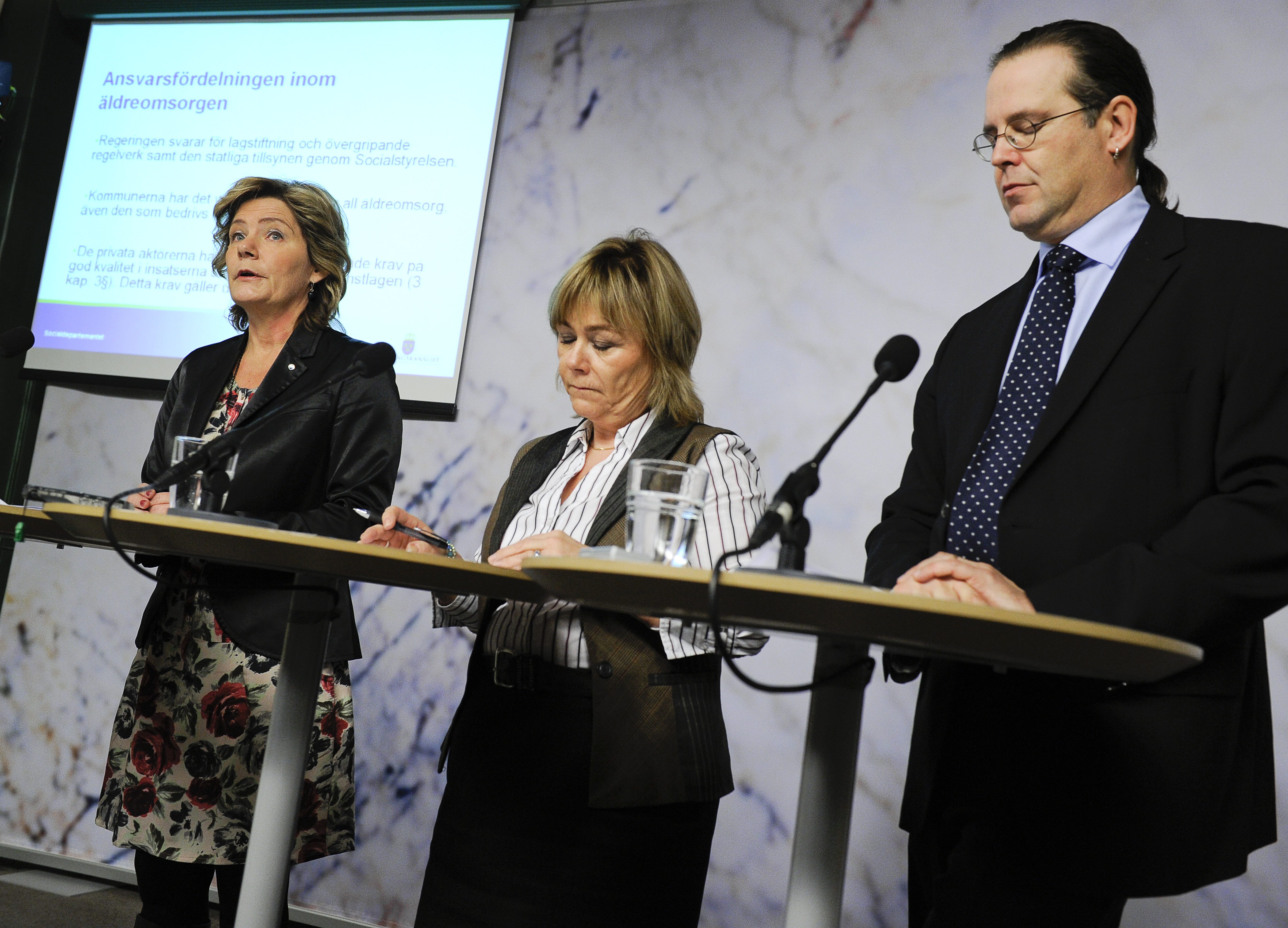 Äldreminister Maria Larsson (KD), justitieminister Beatrice Ask (M) och finansminister Anders Borg (M) på dagens presskonferens.