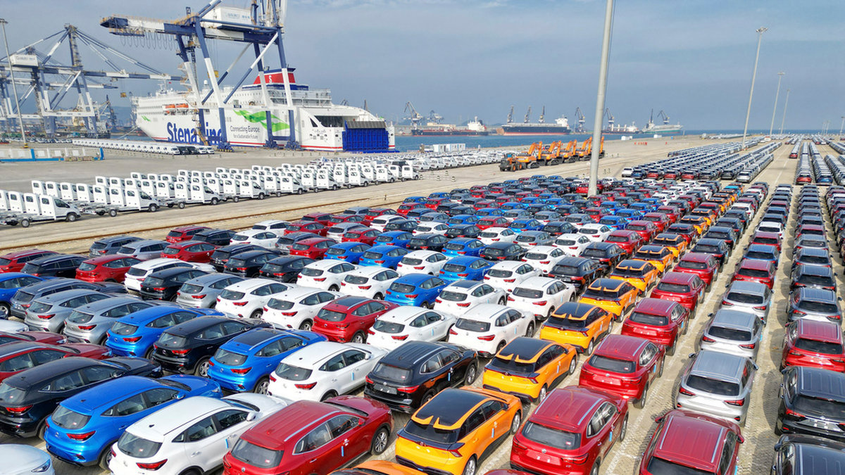 Nya bilar väntar på att exporteras ut från en hamn i Yantai i östra Kina. Arkivbild.