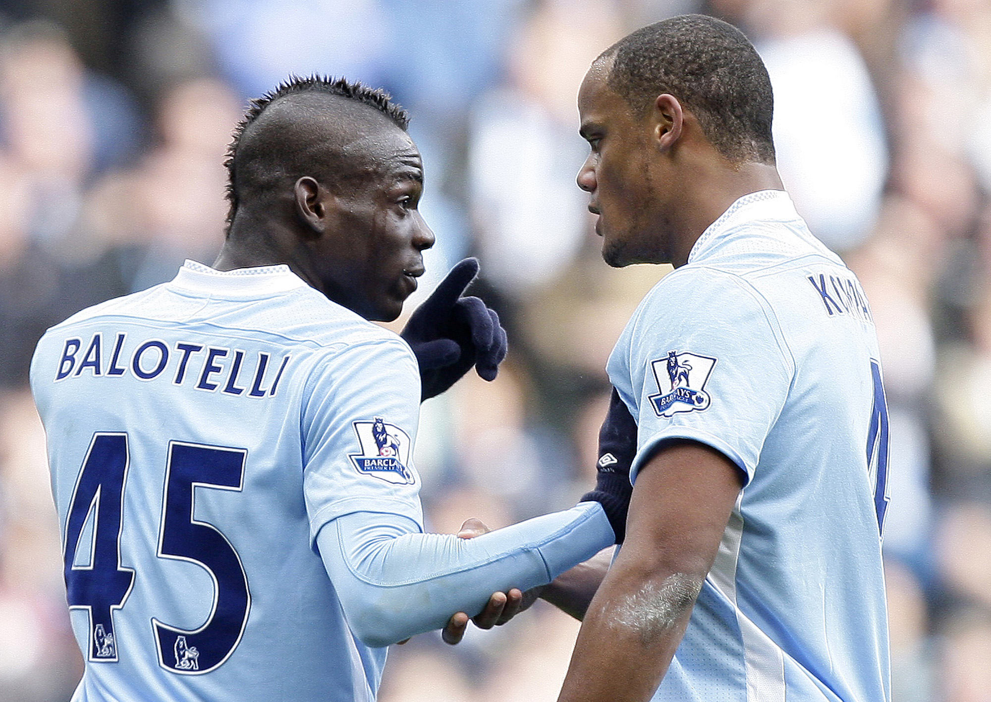 2. KASTADE PIL PÅ LAGKAMRAT. Balotelli blev ertappad med att kasta pilar på ungdomsspelare från fönstret på träningsanläggningen. Han skadade ingen av ungdomarna men tilltaget uppskattades inte av klubben, som gav honom en dryg miljon i böter. 2. KASTADE PIL PÅ LAGKAMRAT. Balotelli blev ertappad med att kasta pilar på ungdomsspelare från fönstret på träningsanläggningen. Han skadade ingen av ungdomarna men tilltaget uppskattades inte av klubben, som gav honom en dryg miljon i böter.