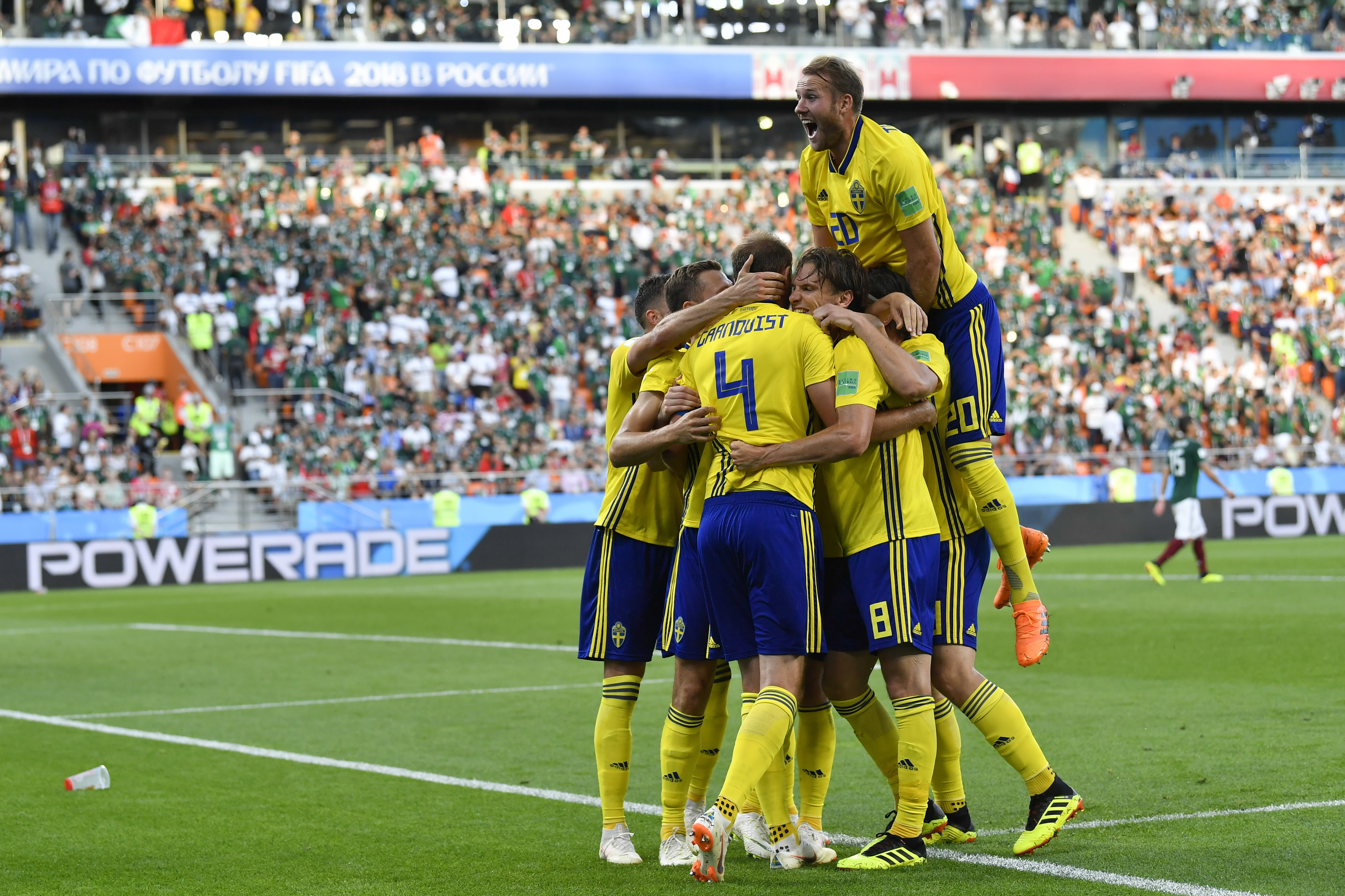 Svenska landslaget jublar efter ett mål. Svenska landslaget jublar efter ett mål.