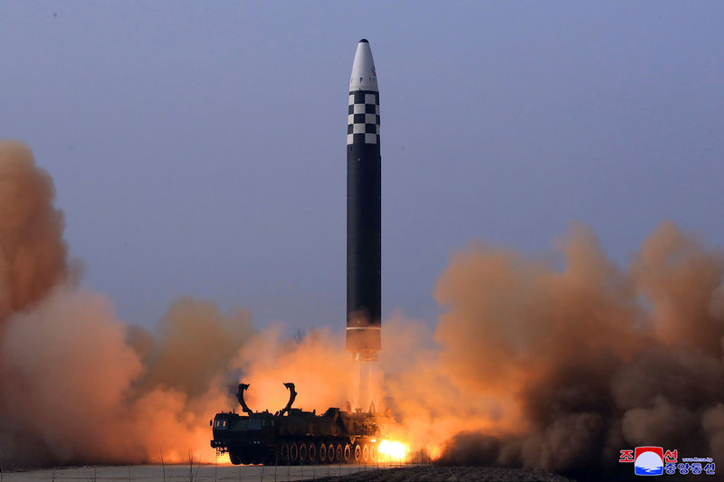 En bild från Nordkoreas regering som påstås visa torsdagens test av den största interkontinentala roboten hittills, kallad Hwasong-17.