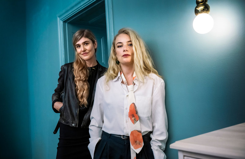 Kärlek och anarki skildrar konflikten mellan ett rationellt yttre och ett känslomässigt inre. 'Vi föraktar känslor och tycker att de är löjliga, samtidigt är de vår enda möjlighet till verklig förändring. Känslor får både oss och samhällen att förändras – så för mig är det en politisk kraft i det här', säger regissören Lisa Langseth.