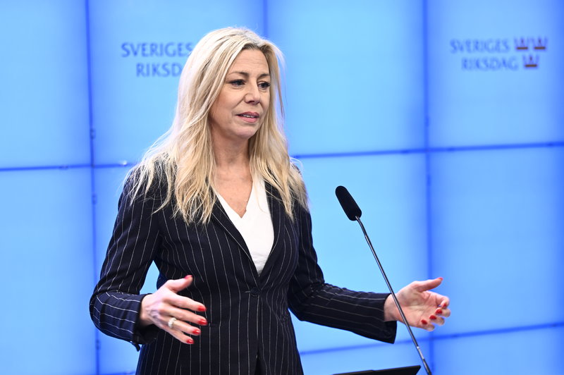 Sverigedemokraternas gruppledare Lina Lindberg (SD) presenterar partiets vallöfte om tandvårdskostnader. Foto: Henrik Montgomery/TT