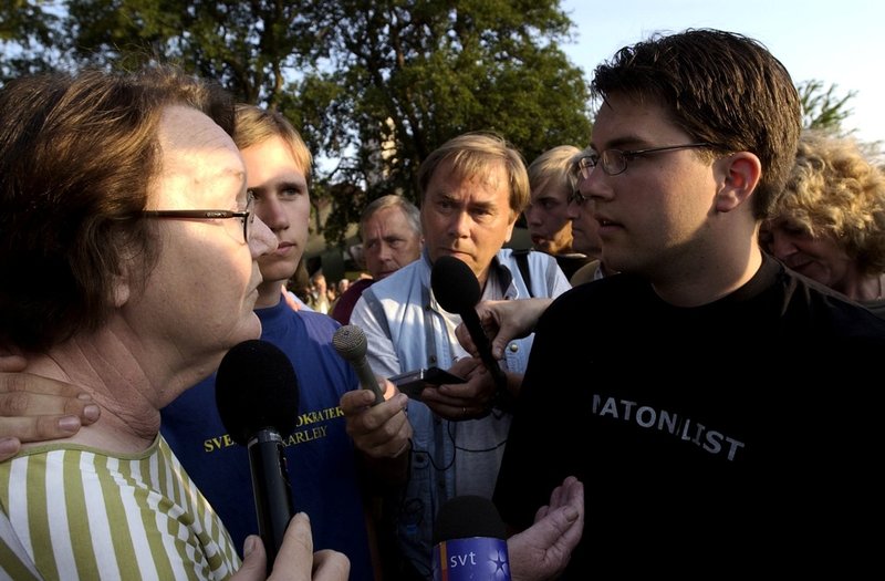 Jimmie Åkesson (SD) i en diskussion med dåvarande Folkpartiets EU-parlamentariker Marit Paulsen i Almedalen 2002.