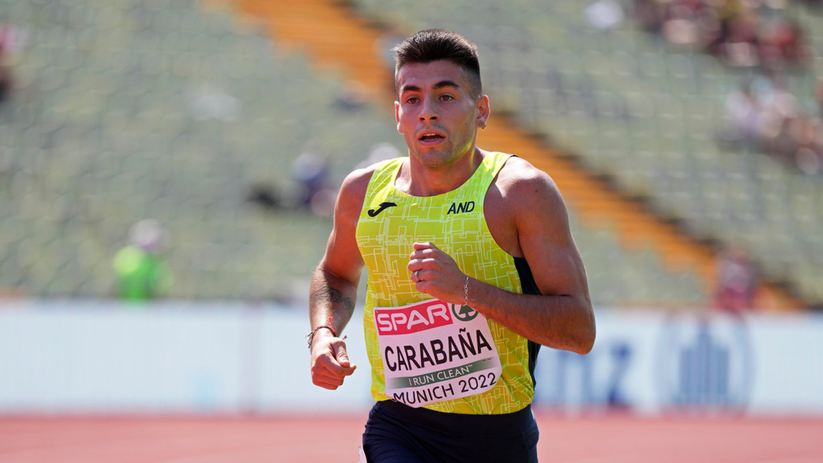 Nahuel Carabana fick springa i mål ensam efter att ha hjälpt skadade dansken Axel Vang Christensen av banan.