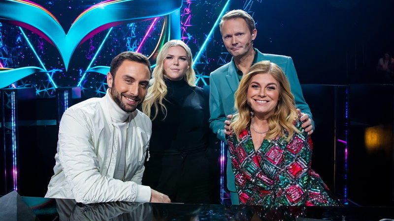 Panelen bestod den här kvällen av Måns Zelmerlöw, Johanna Nordström, Felix Herngren och Pernilla Wahlgren. Pressbild.