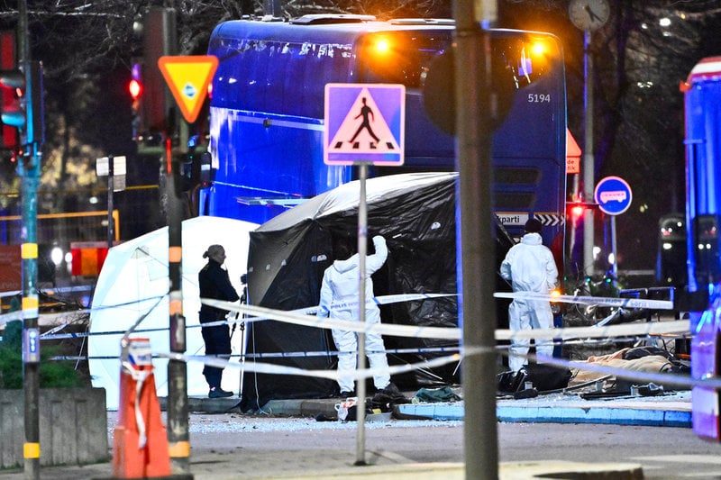 Polisen är traditionellt sett sparsam med detaljer från svåra olyckor och dåd. Men ungdomar letar snabbt fram egen information och litar på rykten.