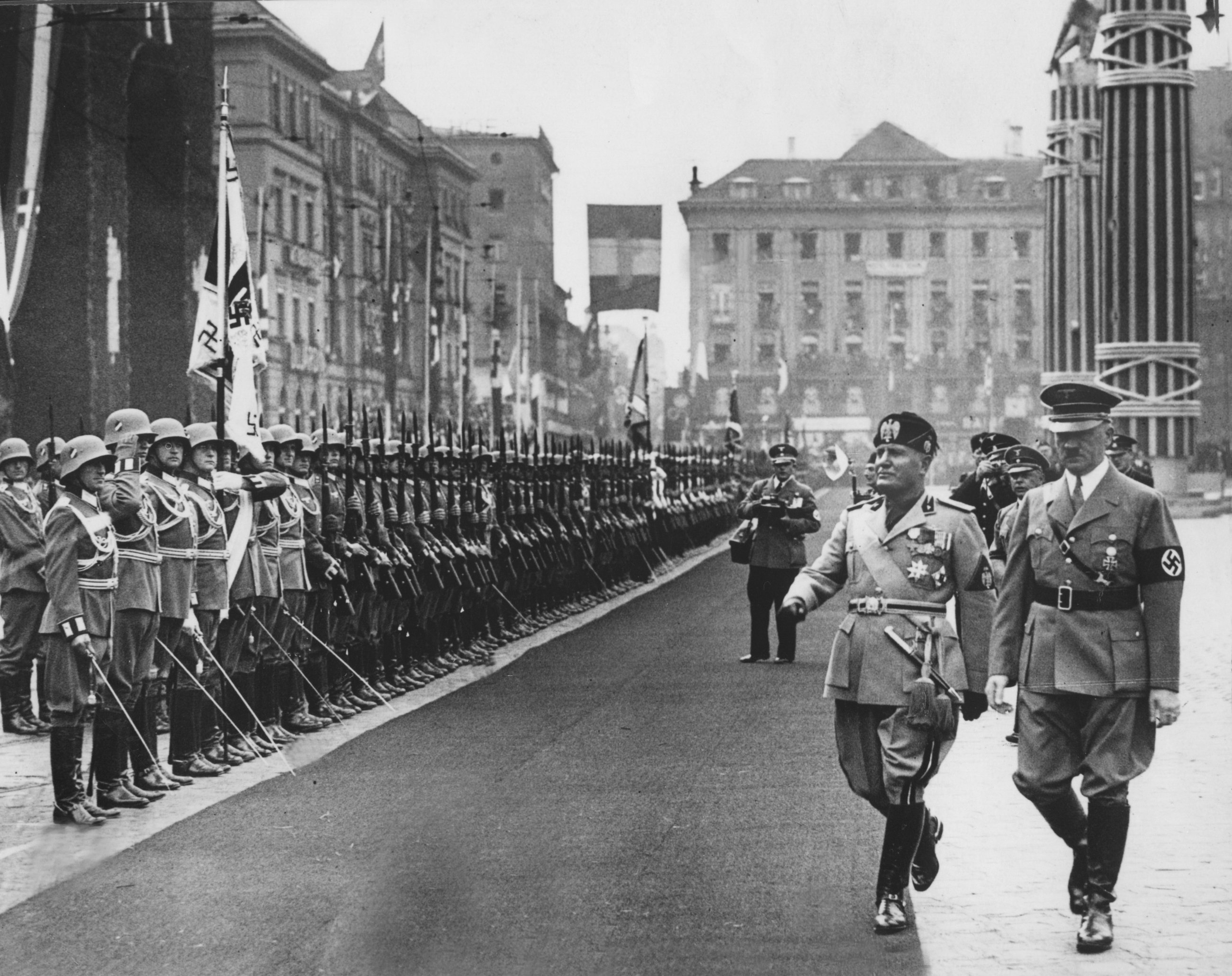 Adolf Hitler, Tyskland och Benito Mussolini, Italien, inspekterar sina trupper. 